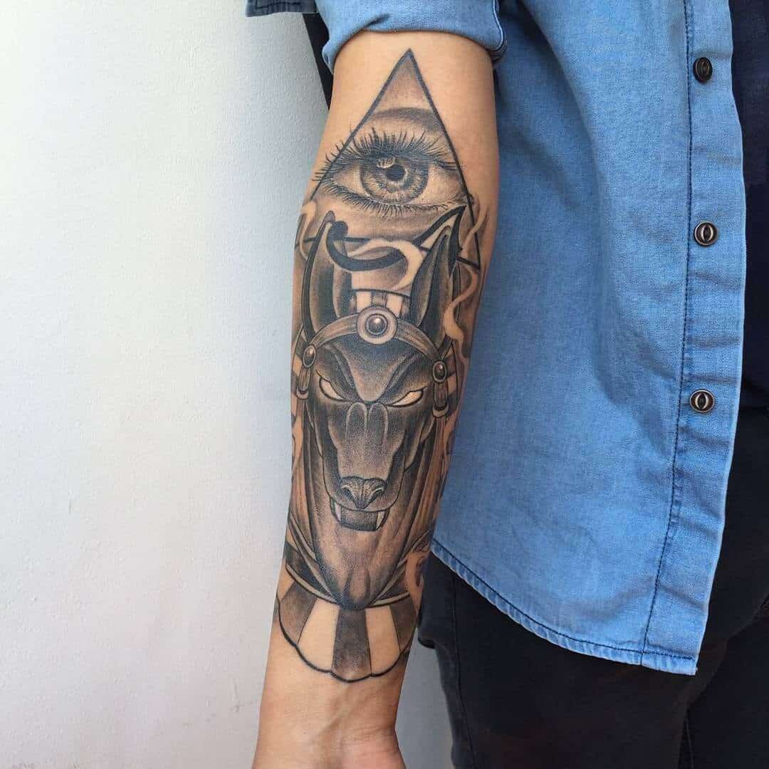 tatuaje de anubis en el brazo