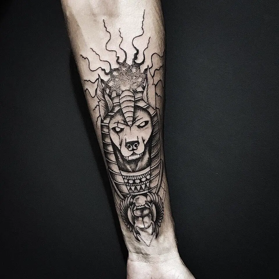 tatuaje del brazo de Anubis