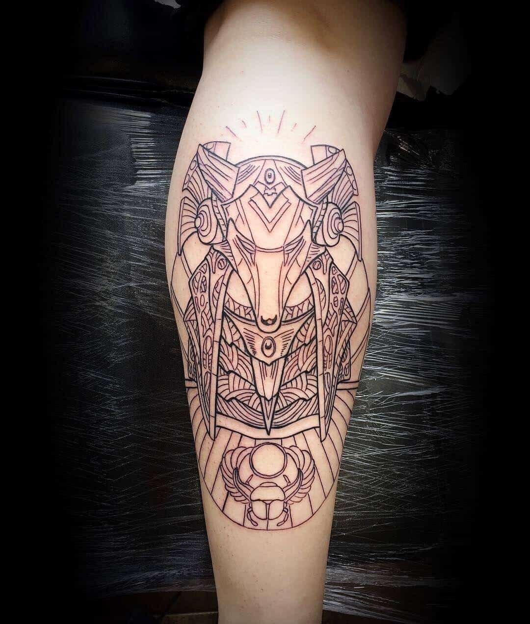tatuaje geométrico de anubis