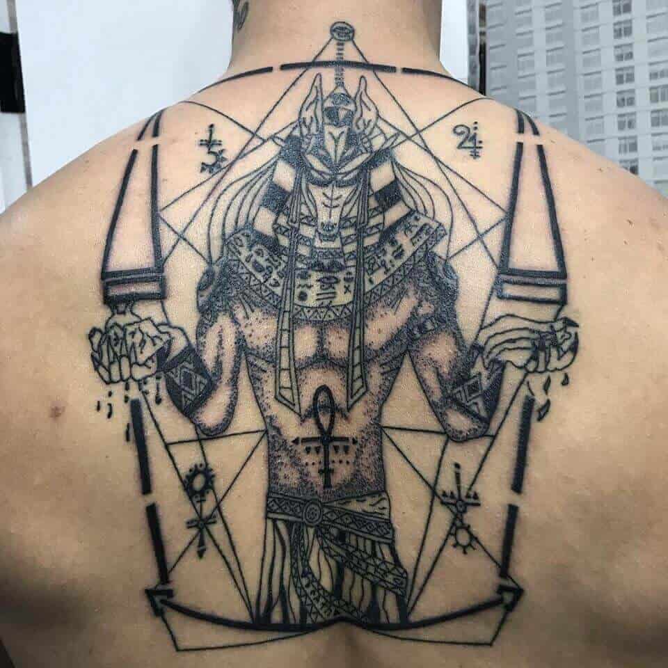 tatuaje de anubis en la espalda