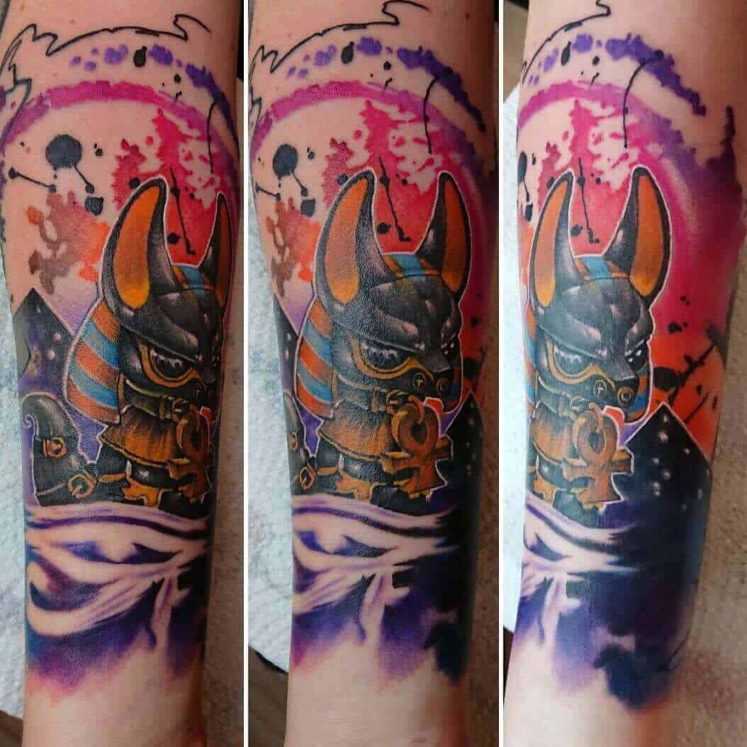 tatuaje de acuarela anubis