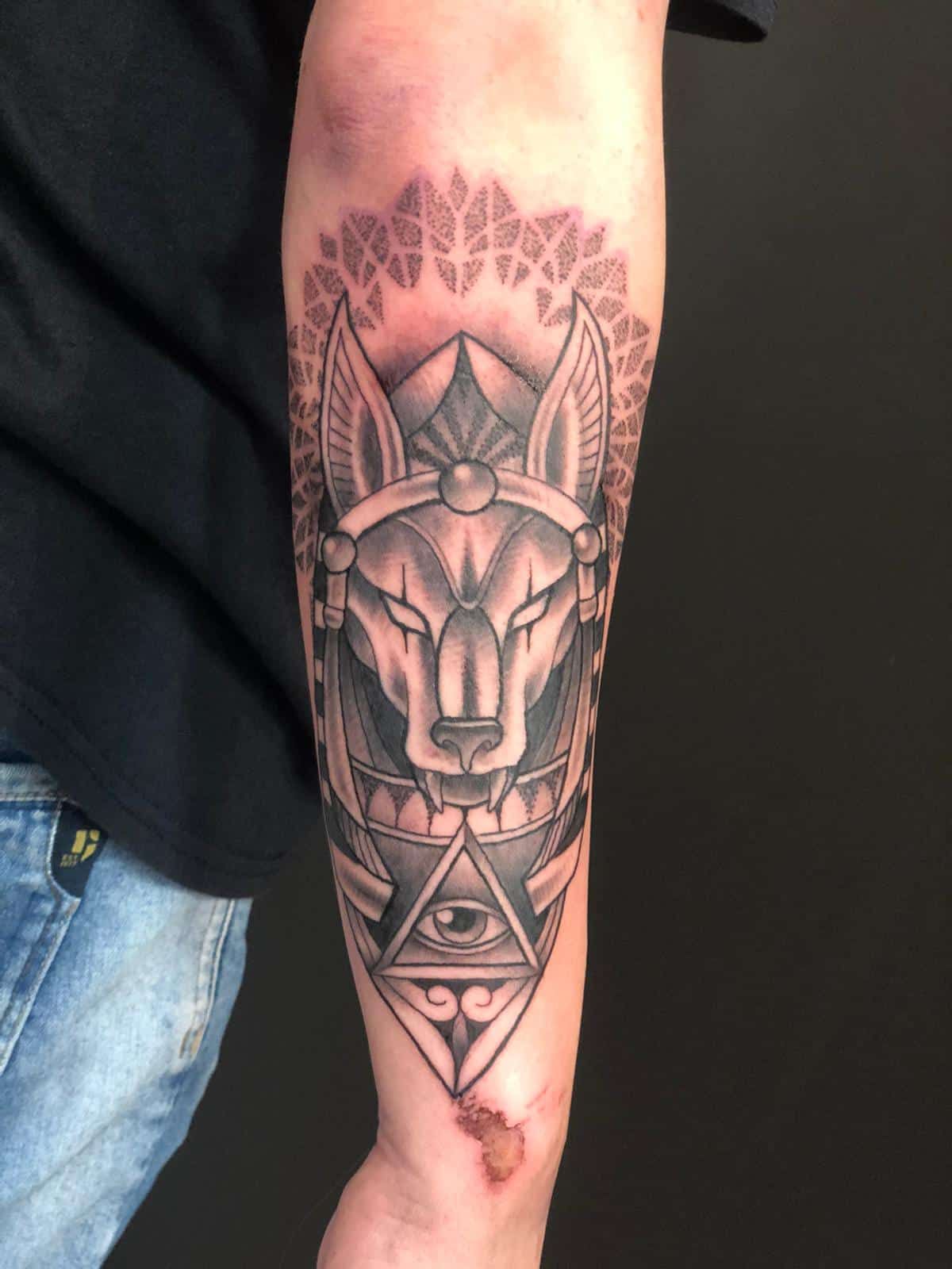 tatuaje del brazo de Anubis