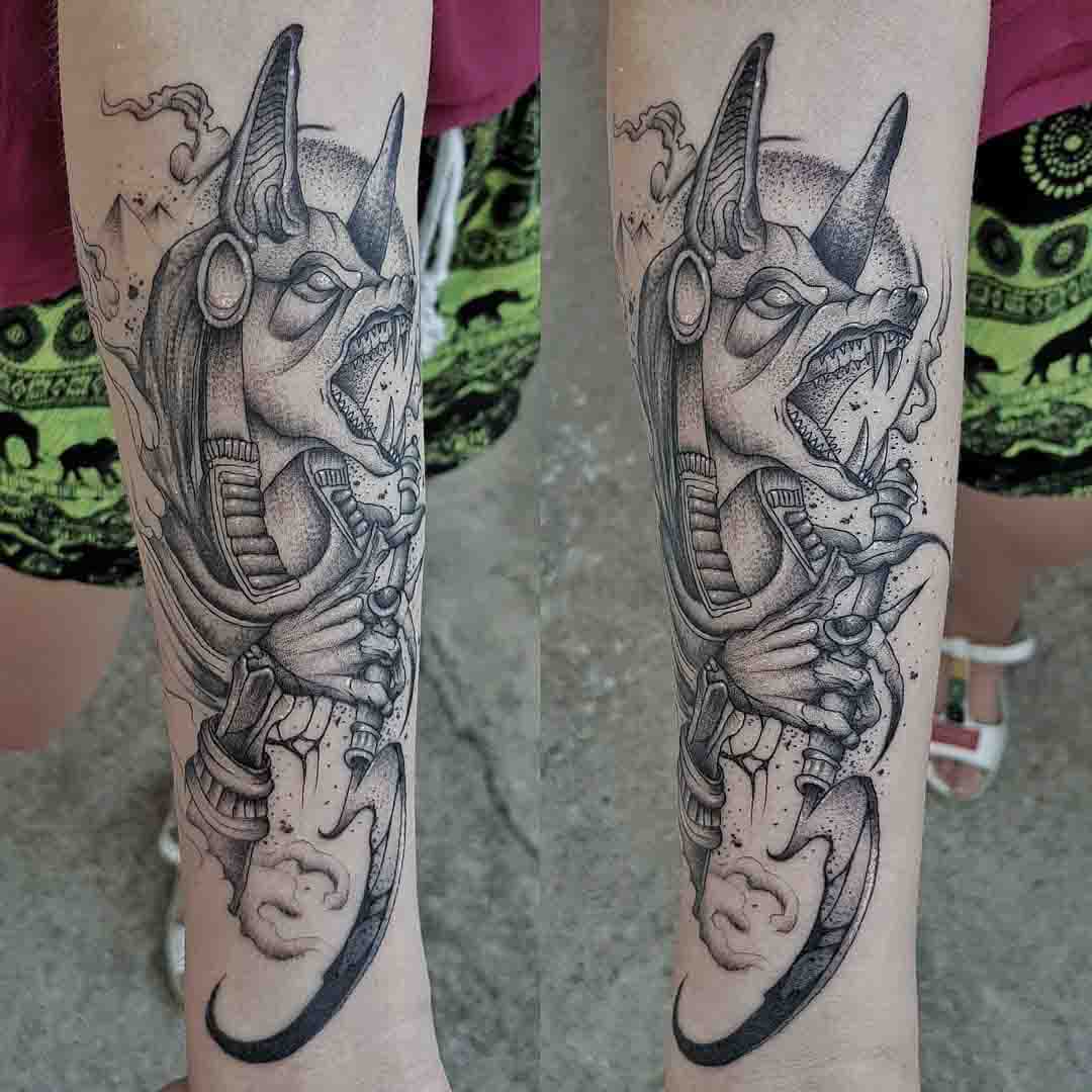 tatuaje de anubis en el brazo