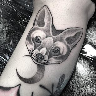 Tatuaje de zorro de Amy Victoria Savage #AmyVictoriaSavage #dotwork #animal #fox #moon