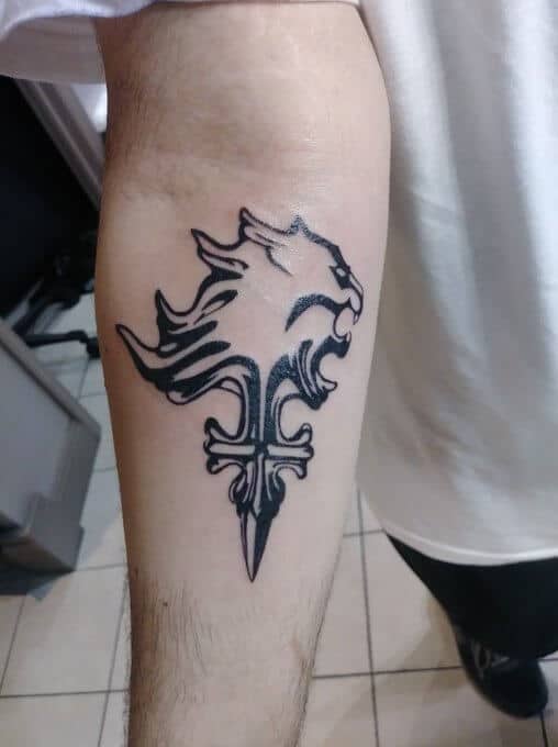 tatuaje de duelo en el brazo