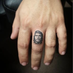 Pequeño retrato en el dedo de Gerald Ramos #CheGuevara #Anarquista #retrato #portraittattoo #historical #rfinger #GeraldRamos
