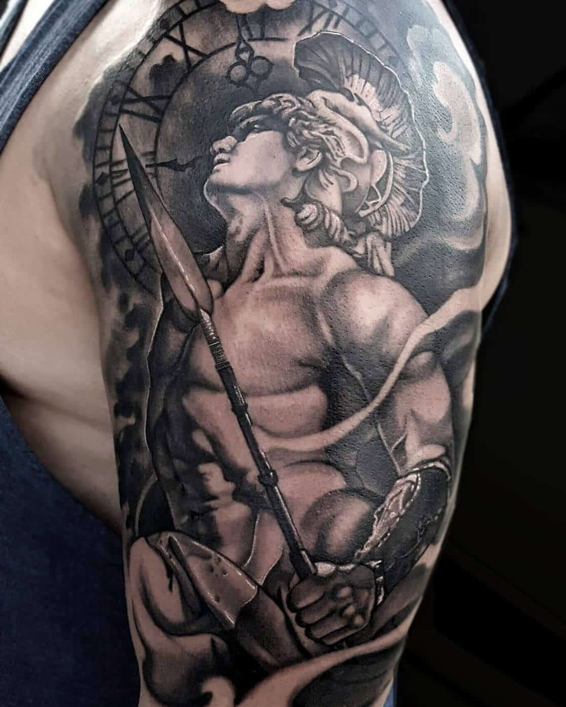 tatuaje de dios de la guerra en el brazo