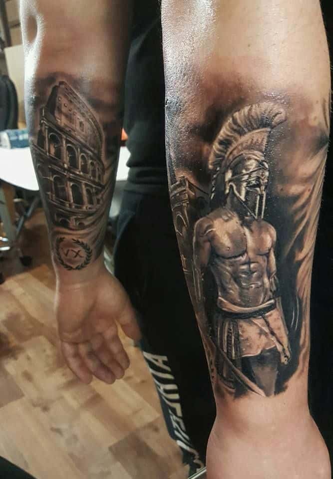 tatuaje de dios de la guerra en el brazo