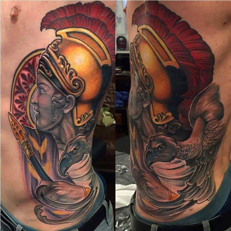 tatuaje de dios de la guerra de colores en la costilla