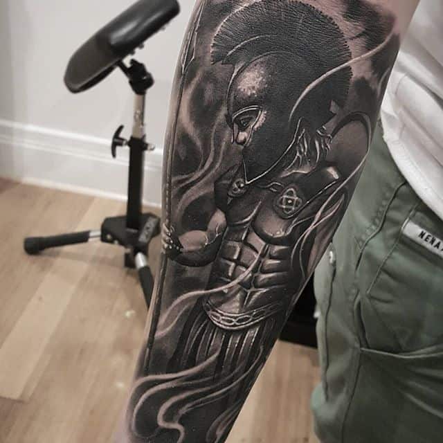 tatuaje de dios de la guerra en el brazo