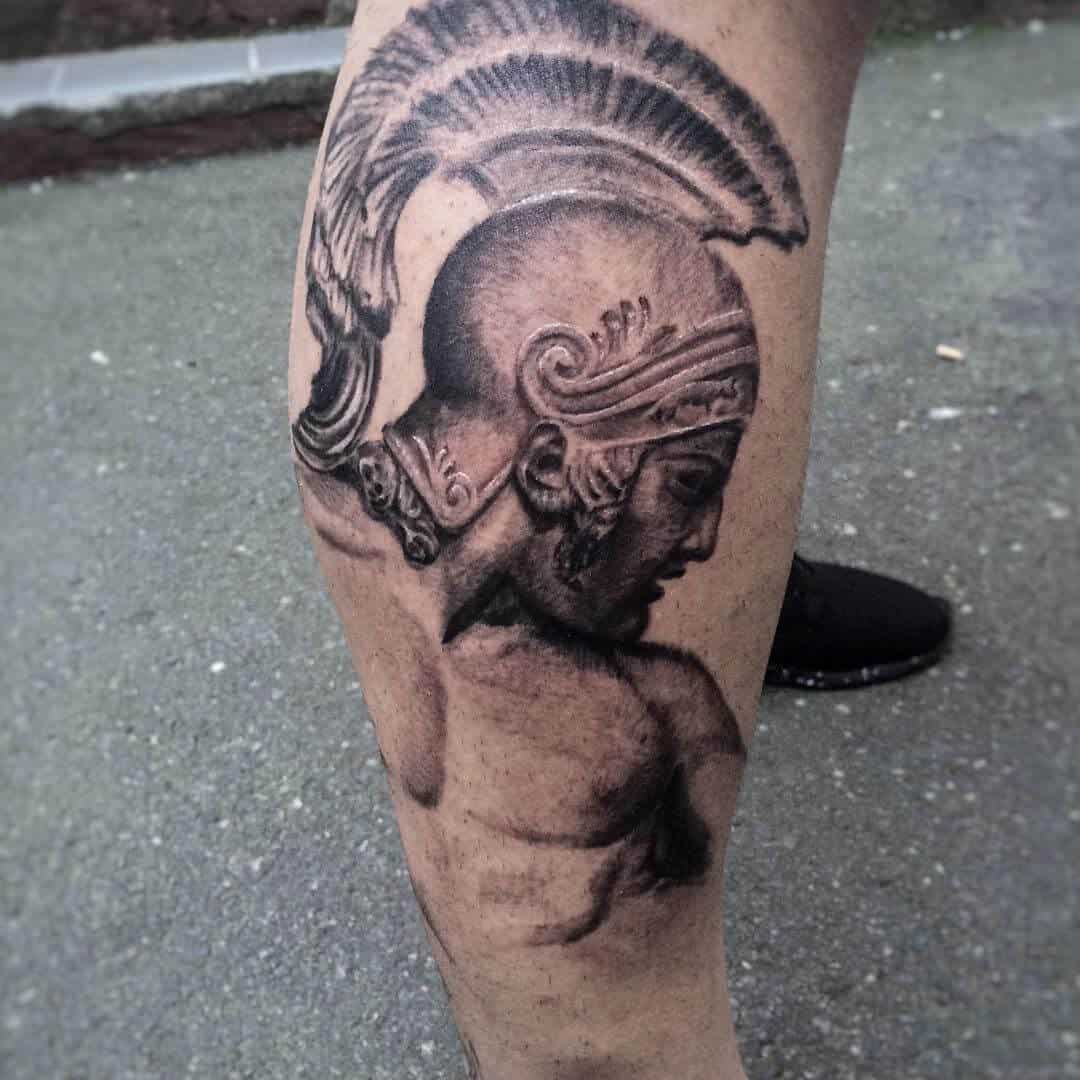 tatuaje de dios de la guerra en la pierna