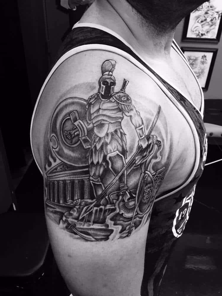 tatuaje de dios de la guerra en el hombro