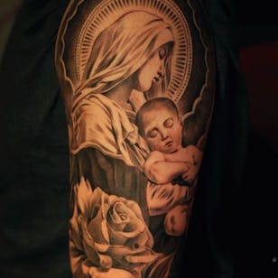 Hermoso tatuaje de madre e hijo en negro y gris.