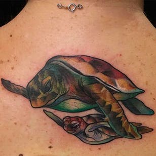 Tatuaje de tortuga madre y bebé