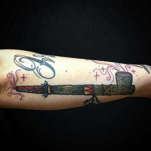 Peace Pipe Tattoo por Kaitlin McCanless #peacepipe #pipe #smoke #feathers #NativeAmericaTattoo #traditional #KaitlinMcCanless