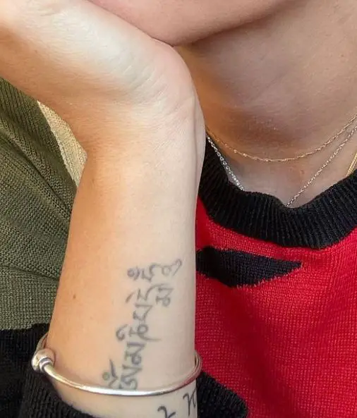 Tatuaje sánscrito de Jamie