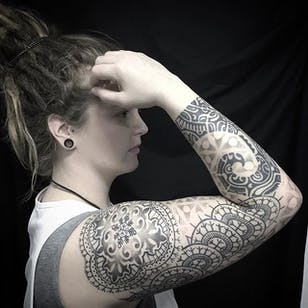 Dotwork Tattoo por Jason Corbett #dotwork #blackwork #geometric #contemporary #JasonCorbett