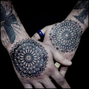 Dotwork Tattoo por Jason Corbett #dotwork #blackwork #mandala #geometric #modern #JasonCorbett