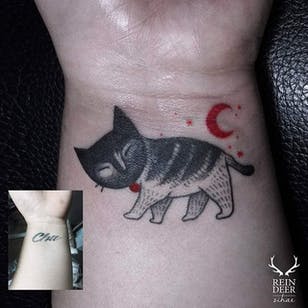 Tatuaje de ilustración negro y rojo de Zihae.  #surkorean #southkorea #zihae #blackandred #red #illustrative #cat #coverup