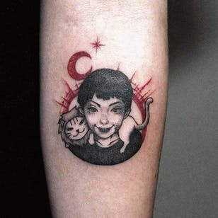 Tatuaje de ilustración negro y rojo de Zihae.  #surkorean #southkorea #zihae #blackandred #red #illustrative #boy #cat