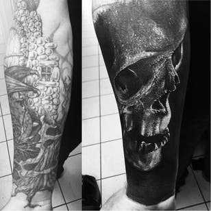 Tatuaje con revestimiento grueso #SandryRiffard #black and grey #realism #realistic #coverup #shell #blackwork