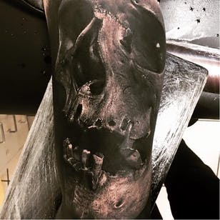 Fantástico tatuaje de calavera en 3D #SandryRiffard #black grey #realism #realistic #bald # 3D