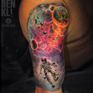 Tatuaje espacial de Ben Klishevskiy #BenKlishevskiy #space #realism #realistic #astronaut #galaxy #solar system #planets (Foto: Instagram)