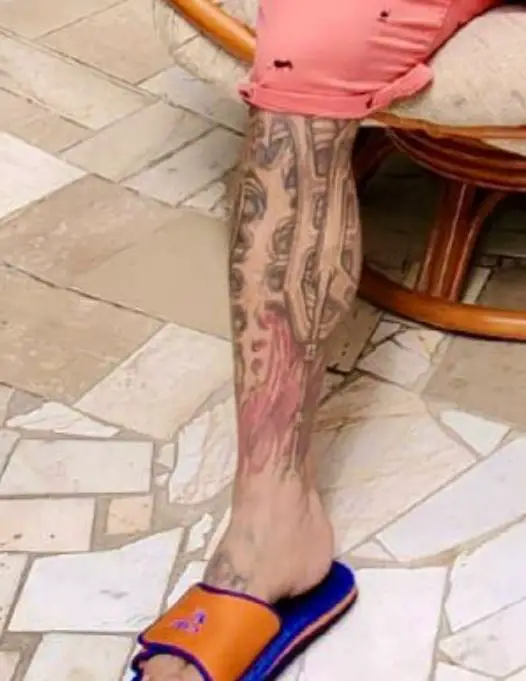 Popek tattoo en la pierna derecha