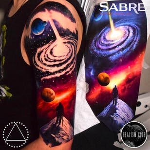 The Summit and the Stars Galaxy Tattoo por Saga Anderson @inkbysaga #SagaAnderson #InkbySaga #Realistic #Galaxy #Cosmic #Universe #Stars #Planets #Realismclub