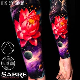 Colores intensos en este Lotus and Galaxy Tattoo de Saga Anderson @inkbysaga #SagaAnderson #InkbySaga #Realistic #Galaxy #Cosmic #Universe #Stars #Planets #Lotus #Realismclub