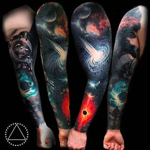 El gran desconocido.  Hermoso tatuaje en la manga de la galaxia por Saga Anderson @inkbysaga #SagaAnderson #InkbySaga #Realistic #Galaxy #Cosmic #Universe #Stars #Planets #Realismclub
