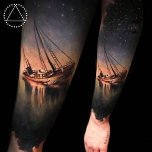 Hermoso tatuaje escénico de un barco y las estrellas por Saga Anderson @inkbysaga #SagaAnderson #InkbySaga #Realistic #Galaxy #Cosmic #Universe #Stars #Planets #Ship #Realismclub