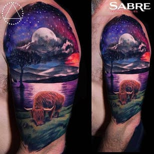 Tatuaje de un búfalo y una noche estrellada por Saga Anderson @inkbysaga #SagaAnderson #InkbySaga #Realistic #Galaxy #Cosmic #Universe #Stars #Planets #Buffalo #Realismclub