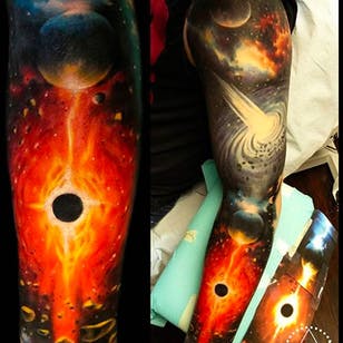 Tatuaje en la manga de la galaxia alucinante por Saga Anderson @inkbysaga #SagaAnderson #InkbySaga #Realistic #Galaxy #Cosmic #Universe #Stars #Planets #Realismclub