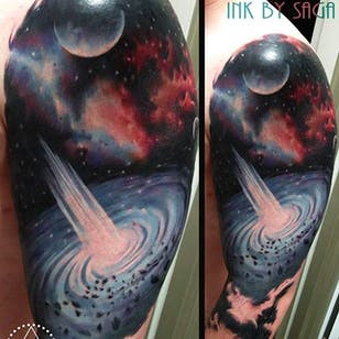 La espiral de lo desconocido.  Intense Galaxy Tattoo por Saga Anderson @inkbysaga #SagaAnderson #InkbySaga #Realistic #Galaxy #Cosmic #Universe #Stars #Planets #Spiral #Unknown #Realismclub