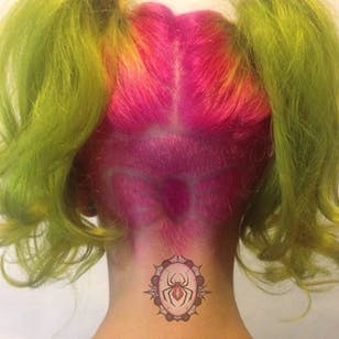 Tatuaje de pelo recortado por Jessie J. Hall.  #recortado #pelo #tendencia #bue # araña