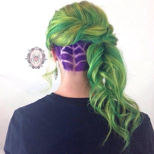 Tatuaje de pelo recortado por Jessie J. Hall.  # socavado # cabello # tendencia # telaraña # telaraña