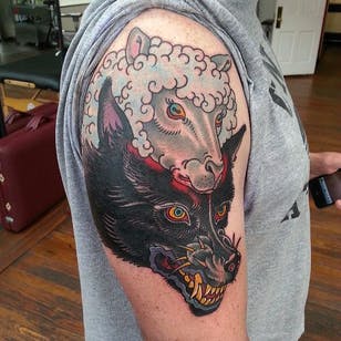 Tatuaje de capucha de lobo y oveja por Clay McCay #wolfinsheepsclothing #wolf #sheep #traditional #ClayMcCay