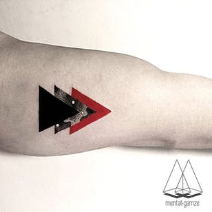 Tatuaje de la tríada triangular de Mentat Gamze.  #MentatGamze #Turkish #Turkey #tattooartist #microtattoo #conceptual #geometric #red #triangle #triad