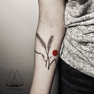 Tatuaje orgánico.  #MentatGamze #Turkish #Turkey #tattooartist #microtattoo #conceptual #geometric #red
