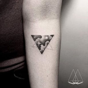 Tatuaje de galaxia / geométrico de Mentat Gamze.  #MentatGamze #Turkish #Turkey #tattooartist #microtattoo #conceptual #geometric #galaxy #triangle