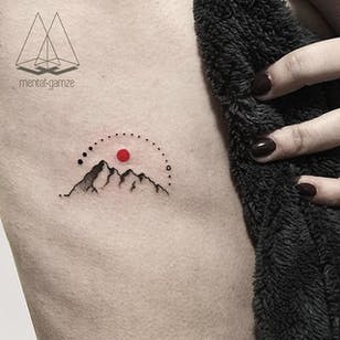 Tatuaje de micro montaña.  #MentatGamze #Turkish #Turkey #tattooartist #microtattoo #conceptual #geometric #red #mountain