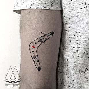 Tatuaje de micro boomerang.  #MentatGamze #Turkish #Turkey #tattooartist #microtattoo #conceptual #geometric #red #boomerang