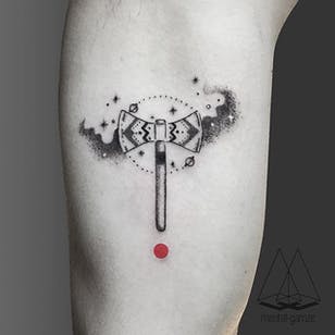 Tatuaje de hacha de batalla de Mentat Gamze.  #MentatGamze #Turkish #Turkey #tattooartist #microtattoo #conceptual #geometric #red #axe