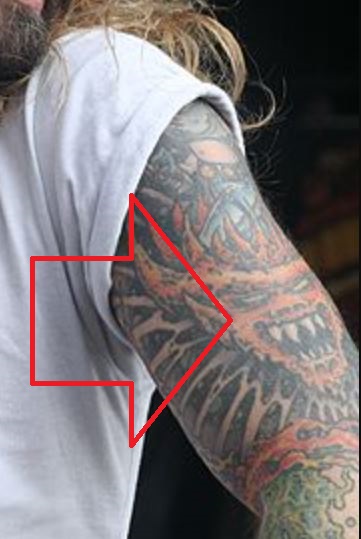 Rob dejó su bíceps tatuado
