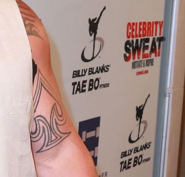 Robert dejó tatuado sus bíceps