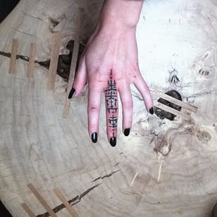 Tatuaje de dedo de Blackwork.  #NastasjaBarashkova #abstract #contemporaryart #blackwork