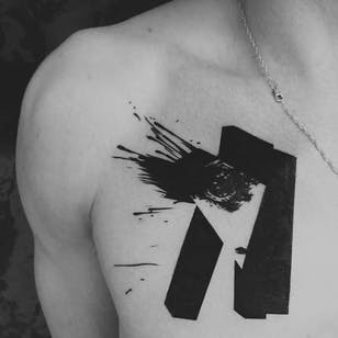 Tatuaje de pecho de Blackwork.  #NastasjaBarashkova #abstract #contemporaryart #blackwork
