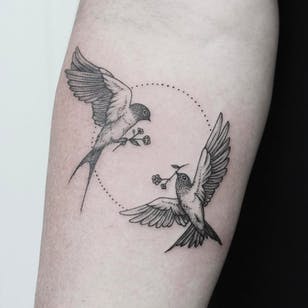 Tatuaje de golondrina de Minnie #Minnie #flowers #swallow #swallows #bird #flowers (Foto: Facebook)