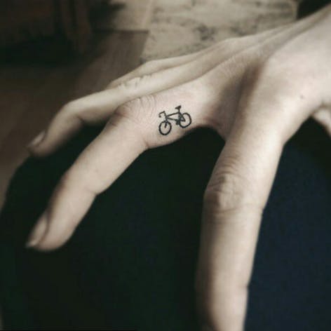 Lindo tatuaje de dedo de bicicleta linework por @ahmet_cambaz de Instagram #fingertattoo #bicycletattoo #bike #fineline #linework #blackwork #simple #delicate